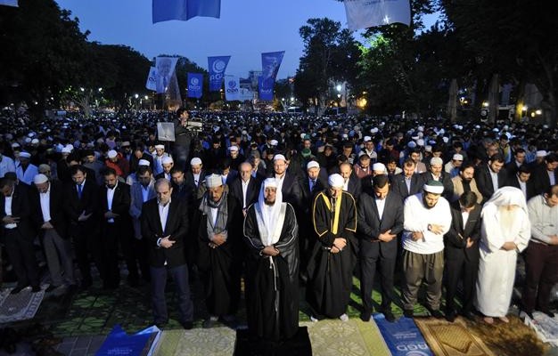 Muslim Turki Sholat Subuh di Pekarangan Hagia Sophia Menuntut Re-Konversi Ke Masjid - Pelajar Islam